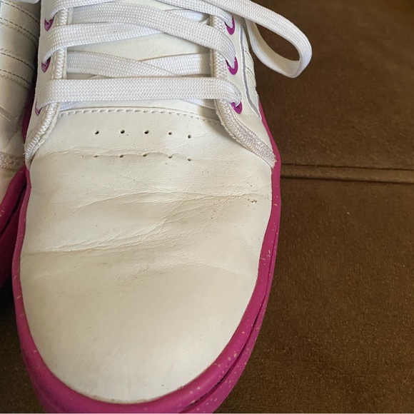 Adidas size men’s 9 in a 9/10 shape ! Men or women can wear them. - Picture 5 of 13